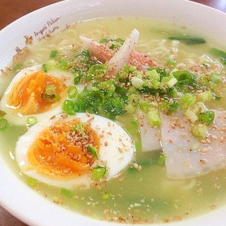 ニラと卵とカニカマとハムの塩ラーメン